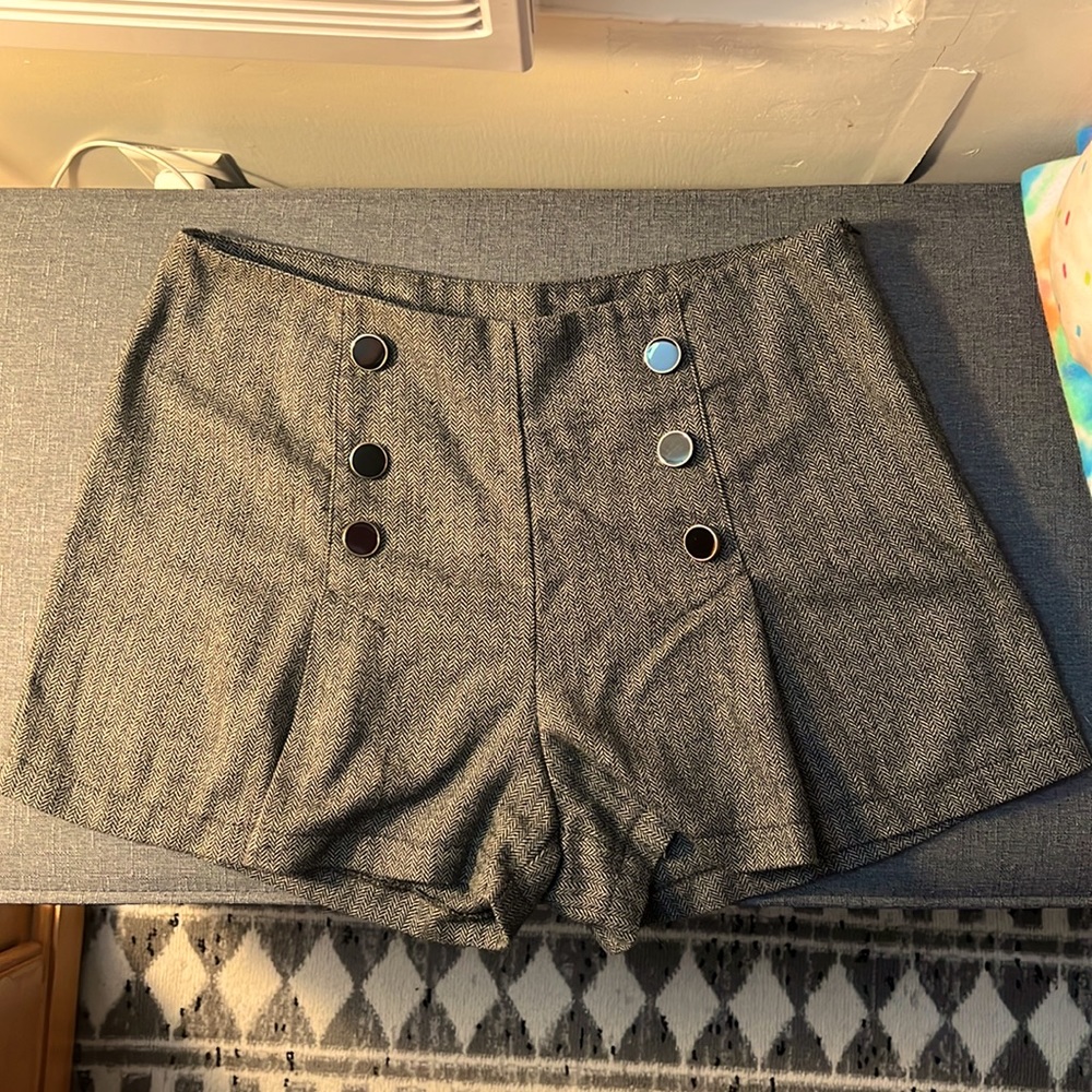 Buttoned vintage gray shorts 🥹🌚👽☑️🐘📞